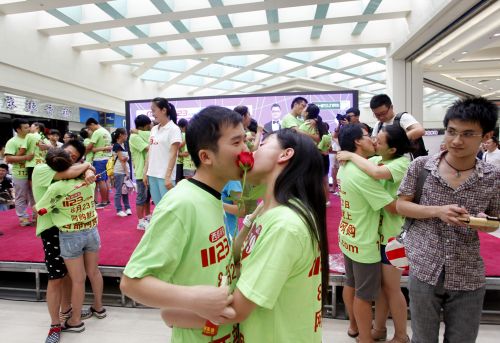 "寻找西安kiss王"接吻大赛现场火爆吸引众多情侣参加