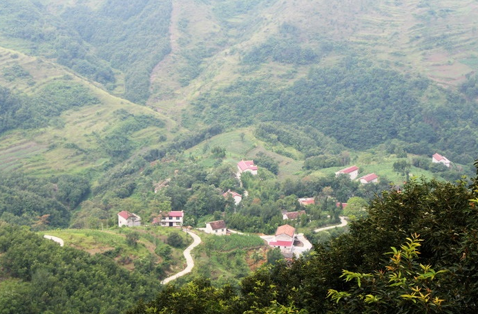 龙王山下美丽的小山村
